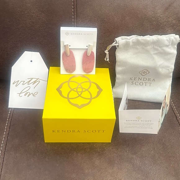 Kendra Scott Aragon Drop Earrings in Gold - preloved - Picture 2 of 2